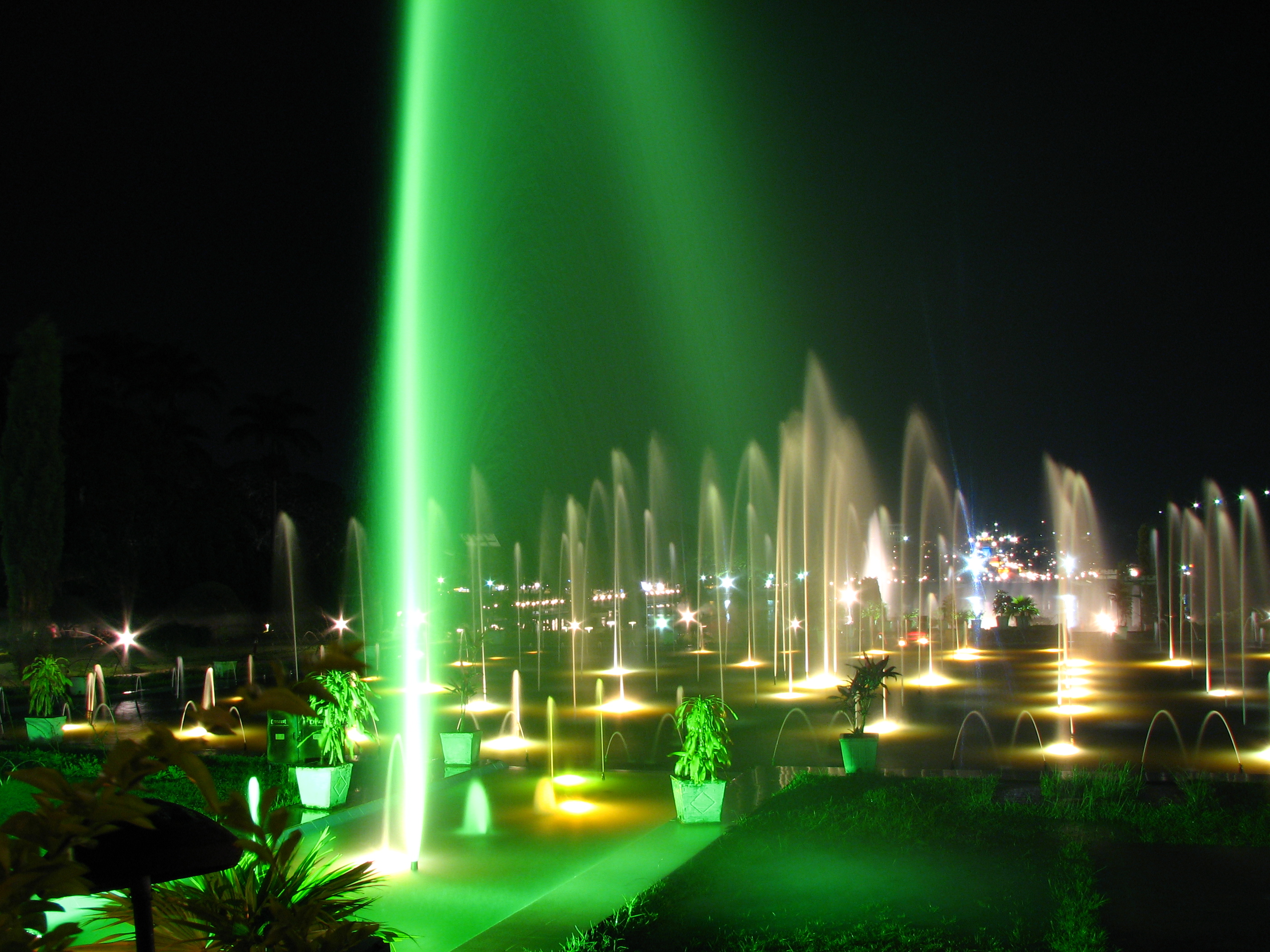 Brindavan_Garden_Fountains_in_Night.jpg