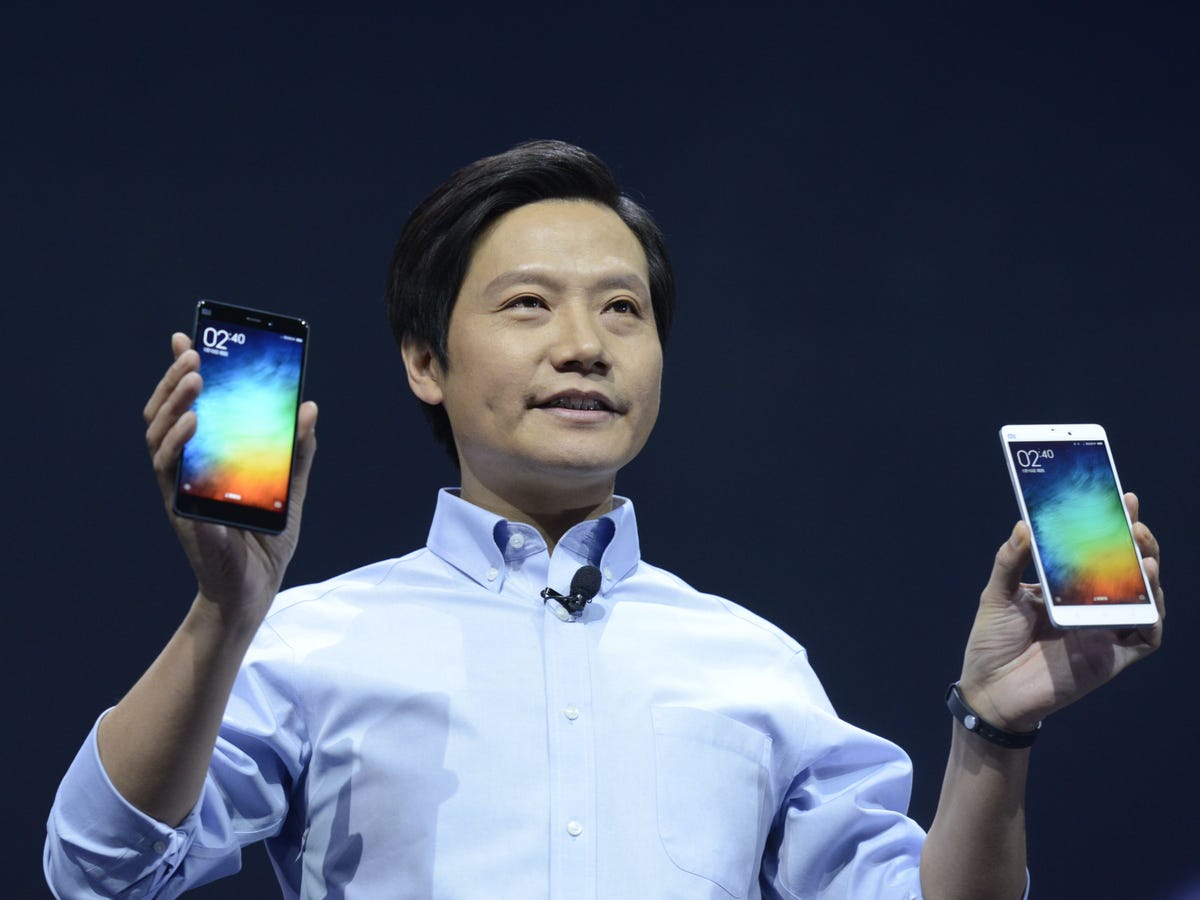 xiaomi-ceo-lei-jun-with-mi-note.jpg