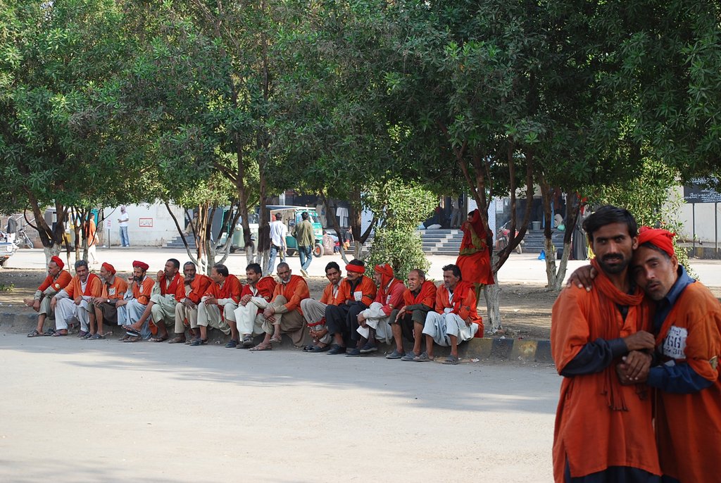 07-porters-are-karachi-station.jpg