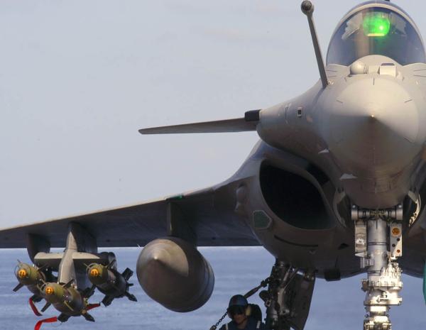 1-%20Rafale%20sur%20le%20pont,%20pare%20a%20etre%20catapulte%20(web).jpg