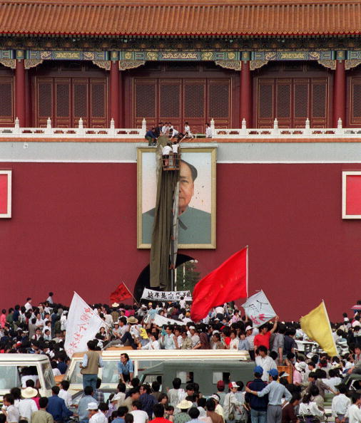 1989-closing-of-the-mao-portarit.jpg