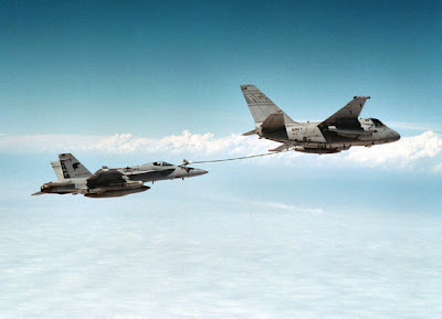 S-3+Viking+refueling+F-18.JPG