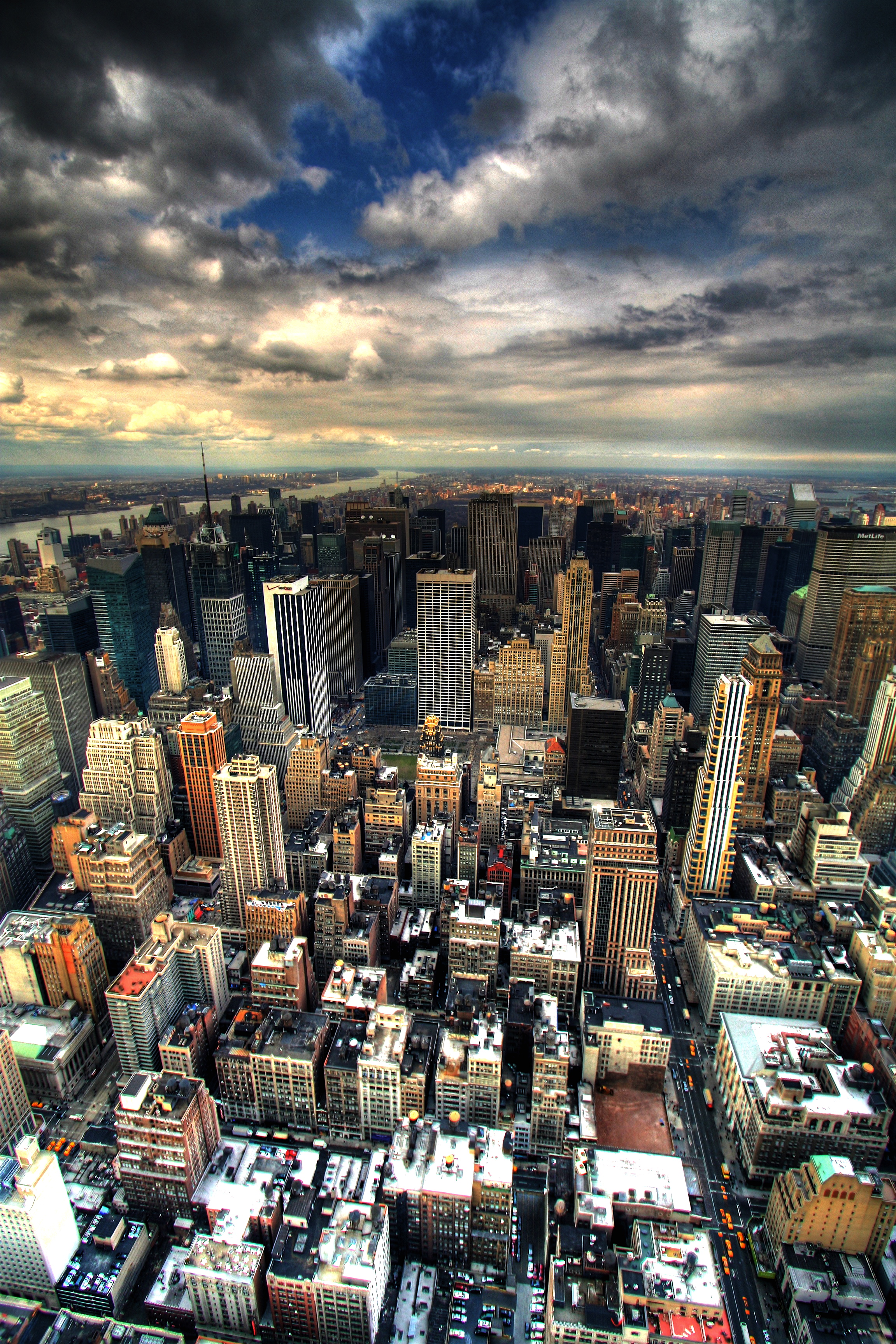 manhattan_panorama_under_clouds1.jpg