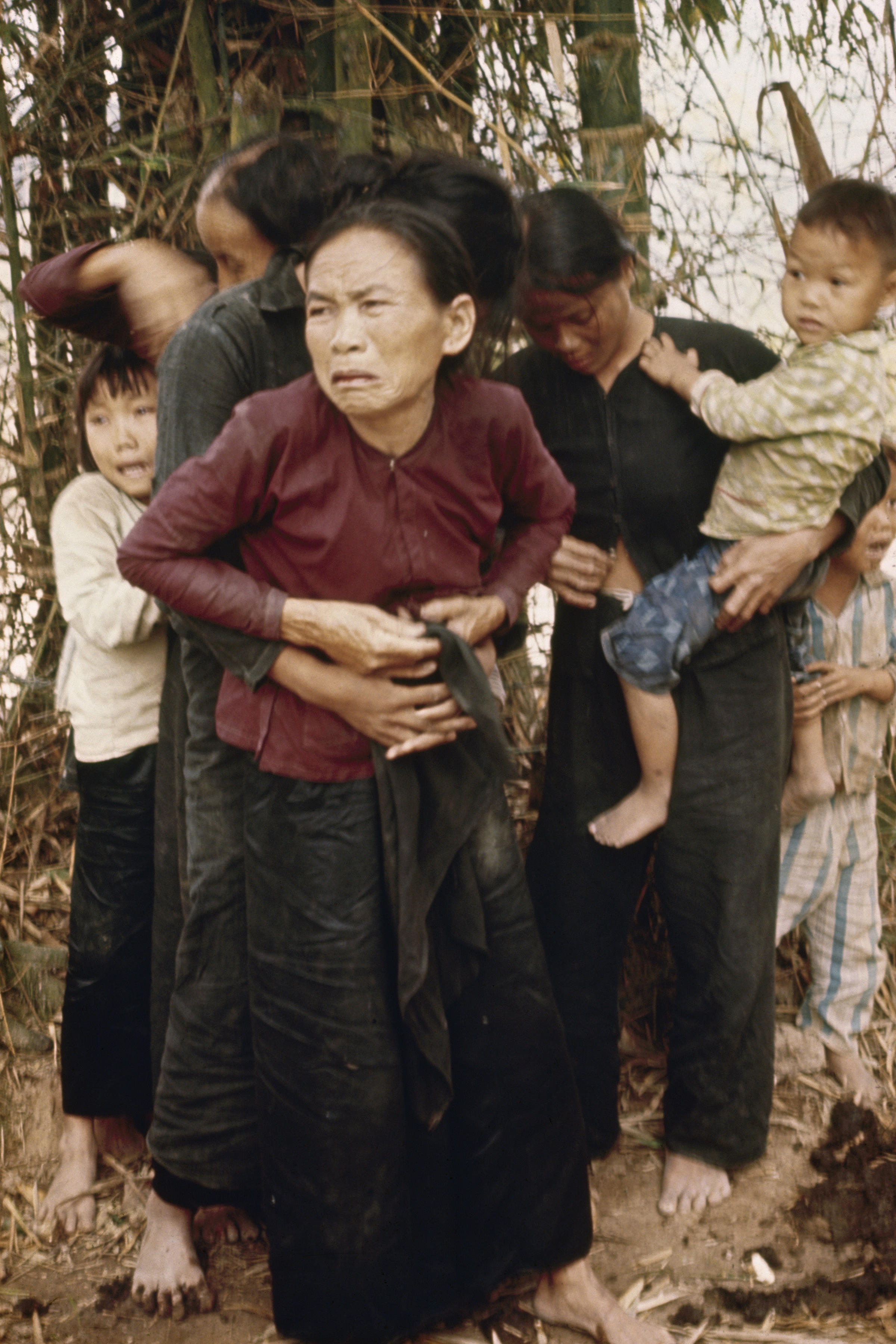 My_Lai_massacre_woman_and_children.jpg