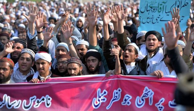 _98454138_pakistanprotests3.jpg