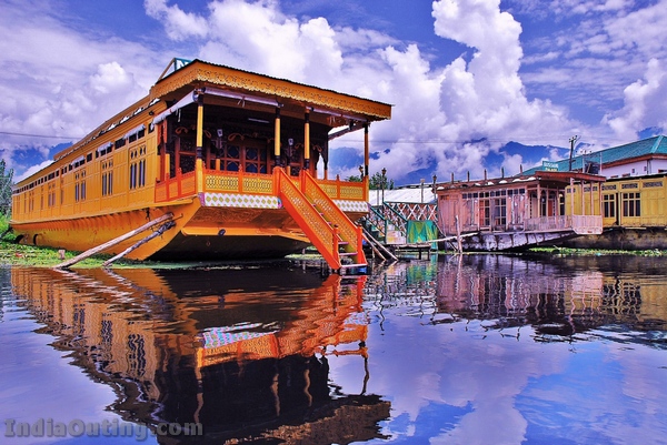 Srinagar-Dal-Lake-house-boats.jpg