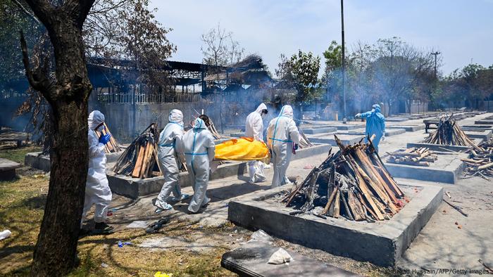 People carrying a body to a cremation ground in New Delhi