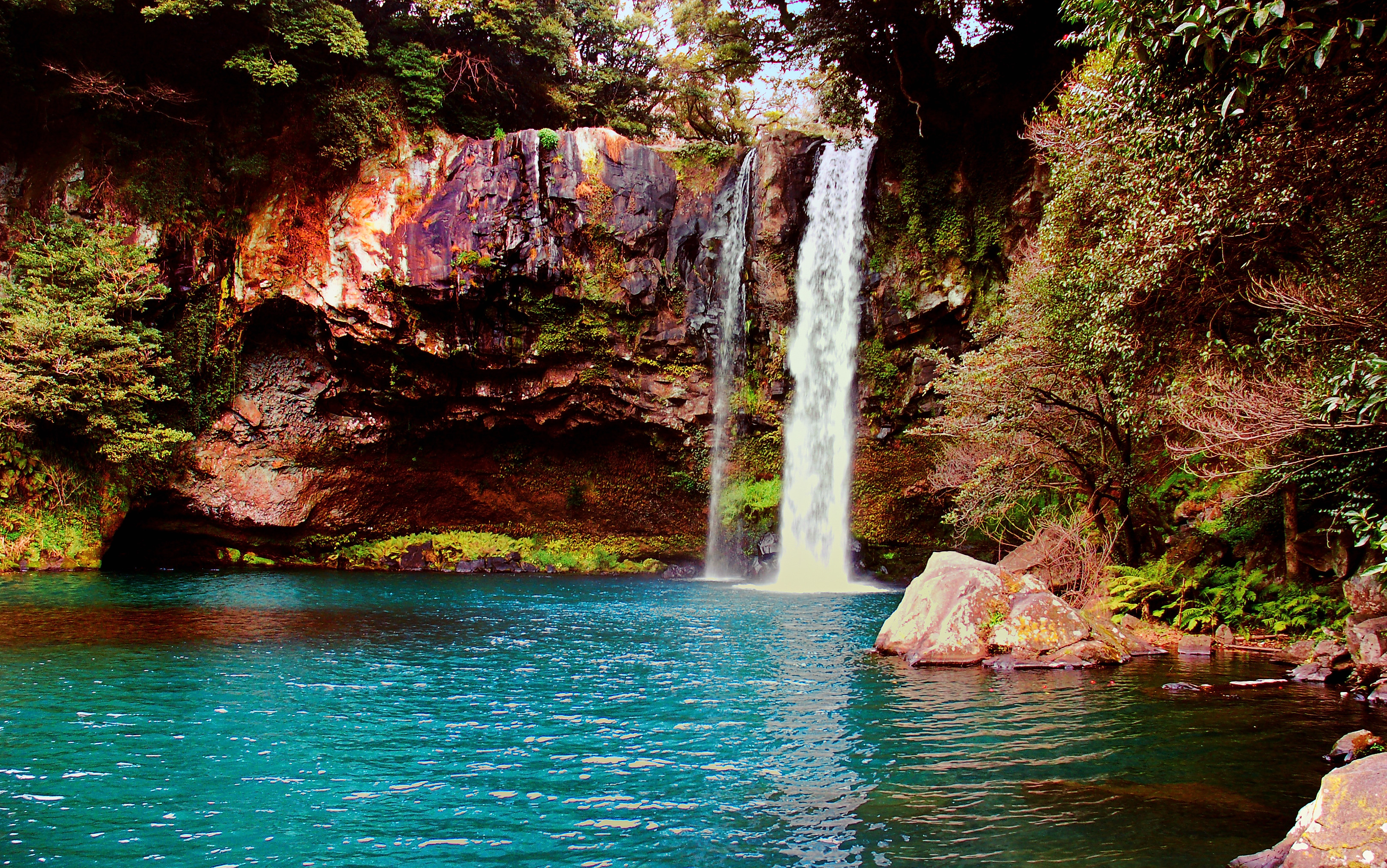 Waterfall_on_Jeju_Island,_Korea.jpg