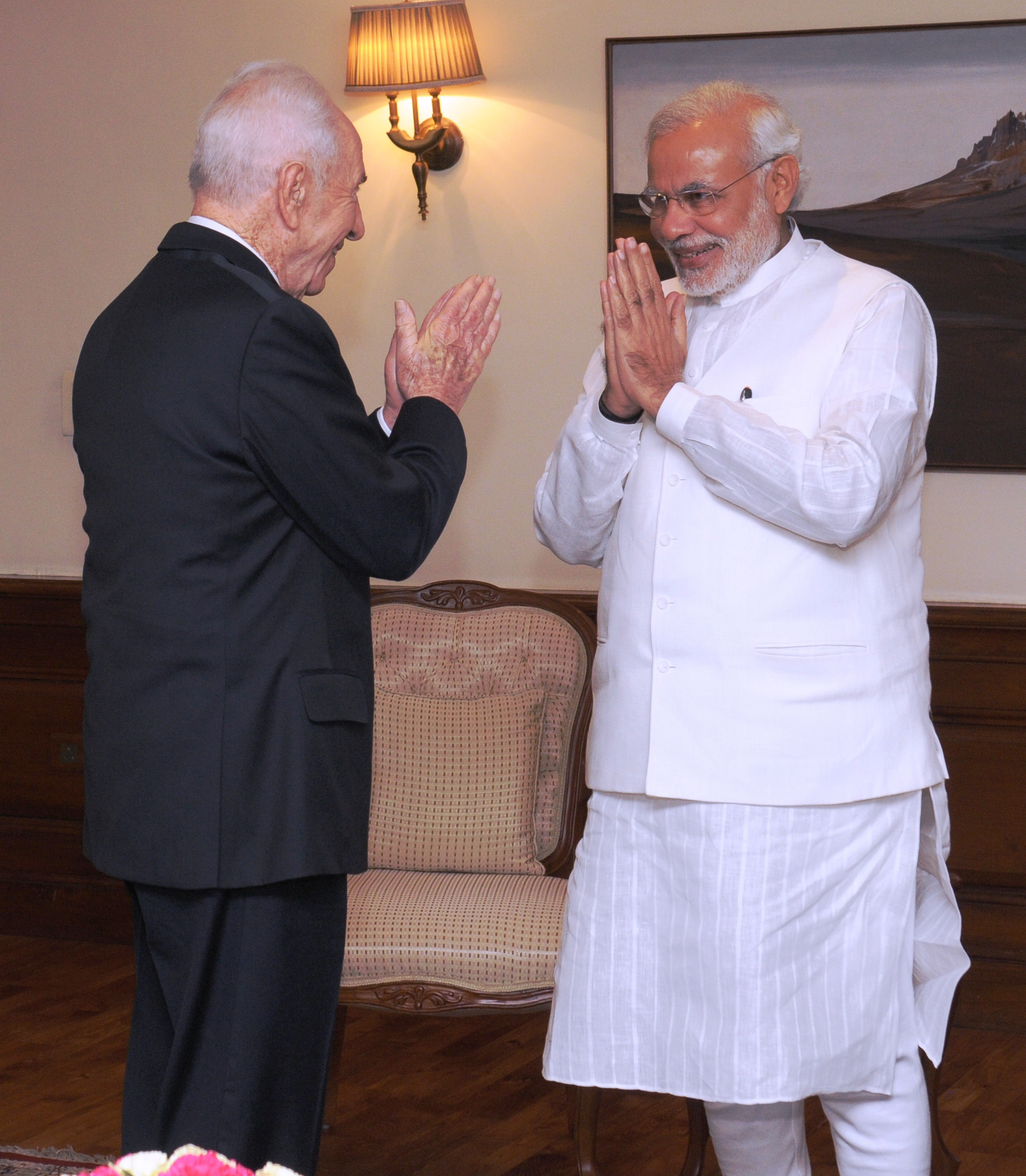 Prime_Minister_Modi_greets_former_Israeli_President_Shimon_Peres.jpg