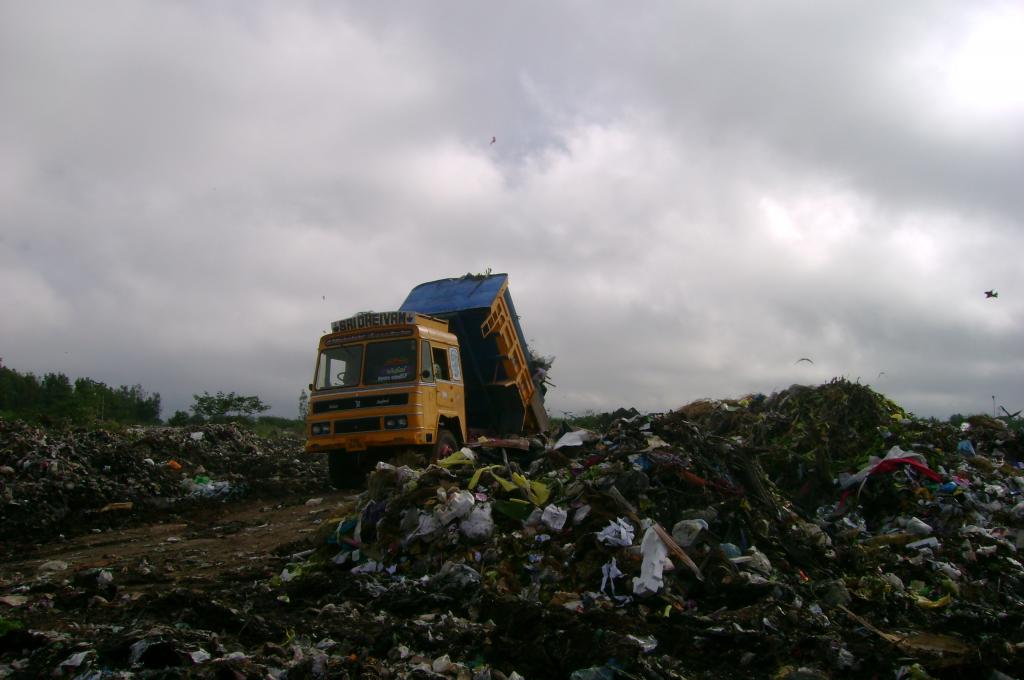 Delhi generates over 9,000 metric tonnes of garbage per day, only 43 per cent of which gets processed (Credit: Ravleen Kaur/CSE)