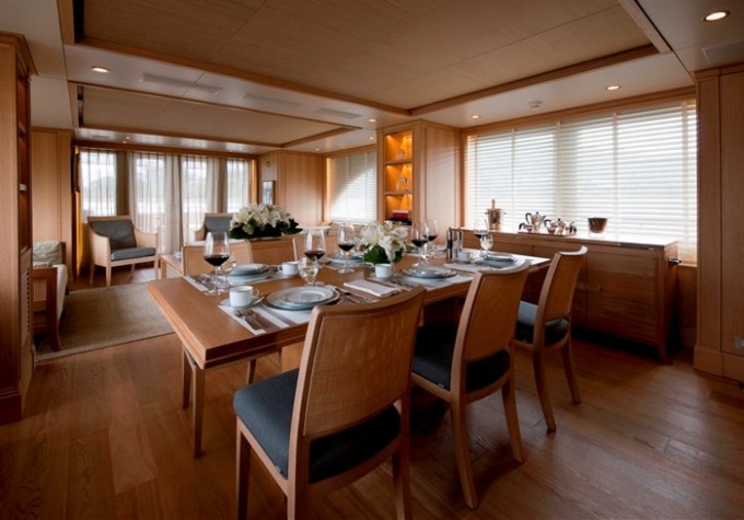 Dining%20area%20of%20the%20motor%20yacht%20Belle%20Isle%20by%20Kingship%20-%20Columbus%2090-680.jpg