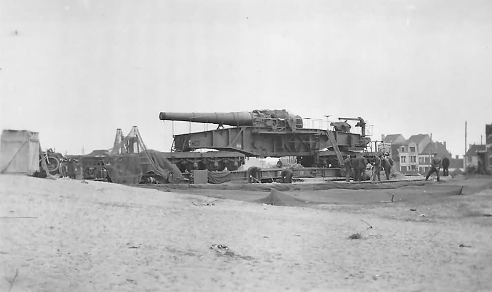 28_cm_schwere_Bruno_railway_gun_France.jpg