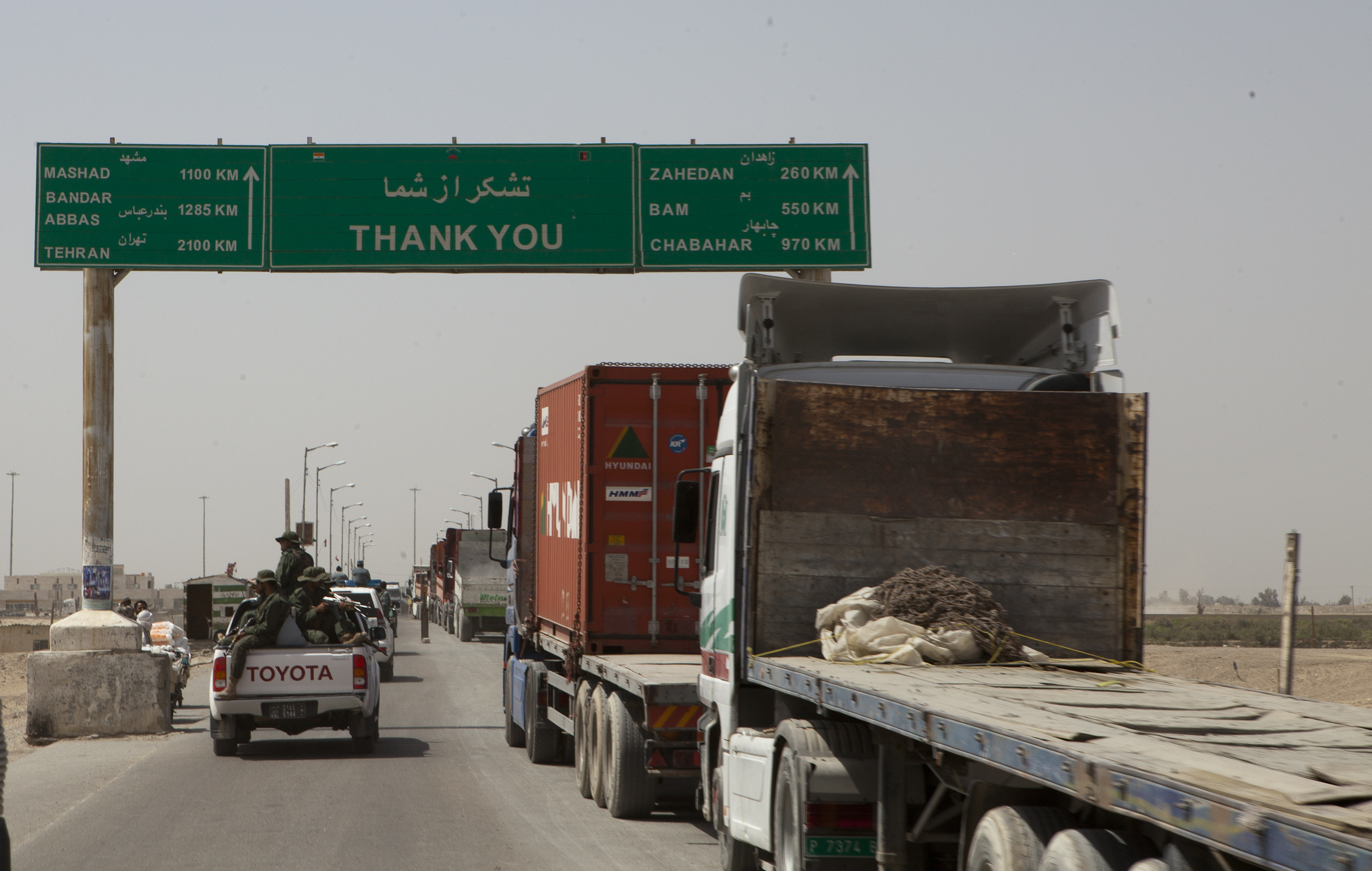 Afghanistan-Iran_border_in_Zaranj%2C_Afghanistan%2C_2011.jpg