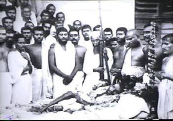 Ramakrishna-Paramahamsa-with-a-young-Vivekananda.jpg