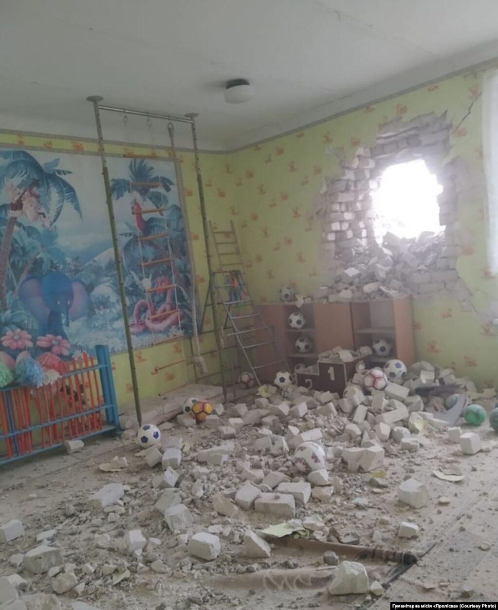 Heavy damage to a kindergarten in the frontline town of Stanytsya Luhanska. A total of 20 children and 18 staff were in the building that was shelled. Two women and one man were injured on the morning of February 17. 