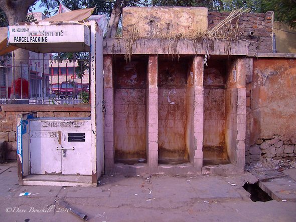 Public_Urinals_Filthy_India.jpg