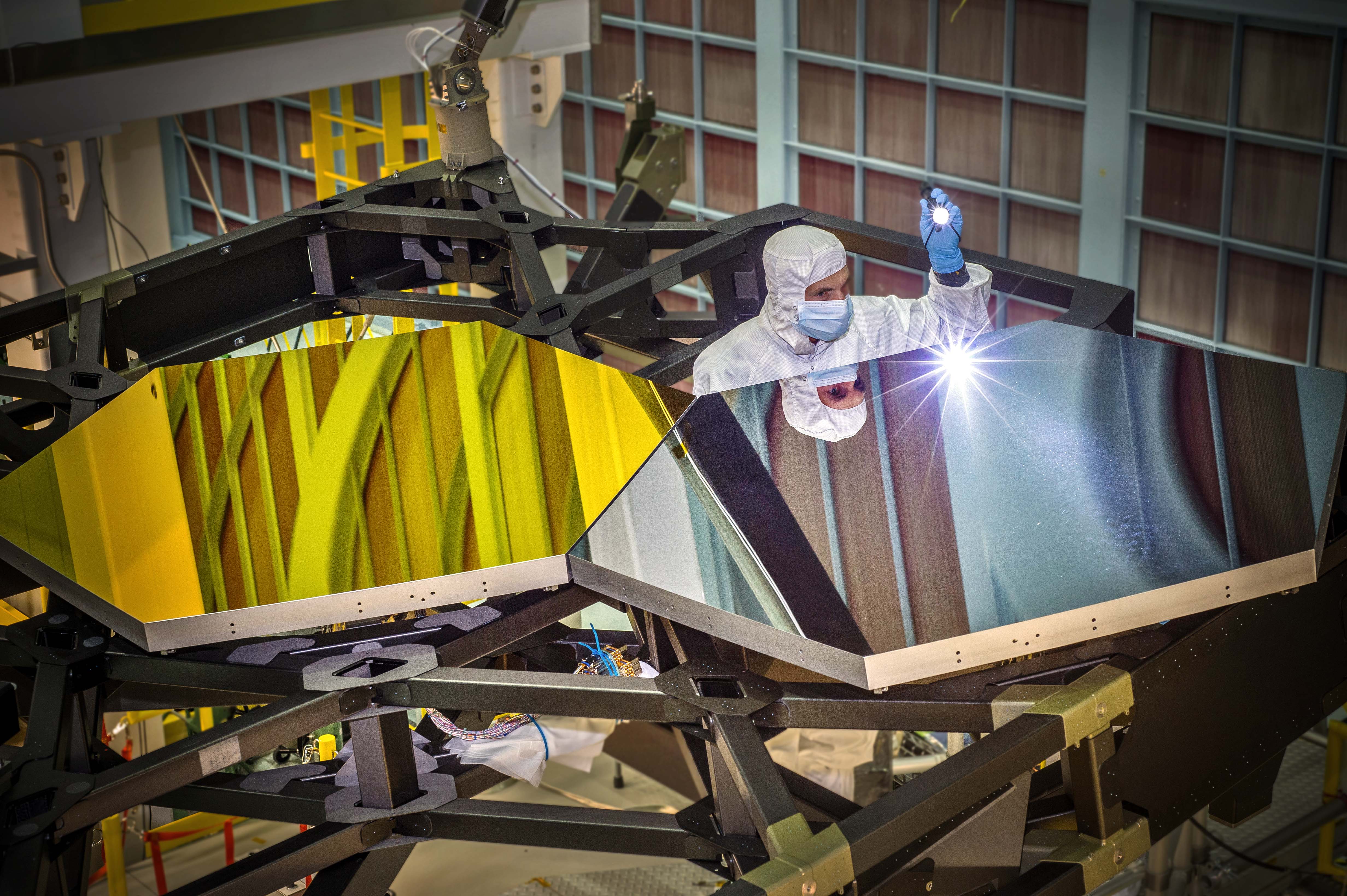 Test_mirror_segments_for_the_James_Webb_Space_Telescope.jpg