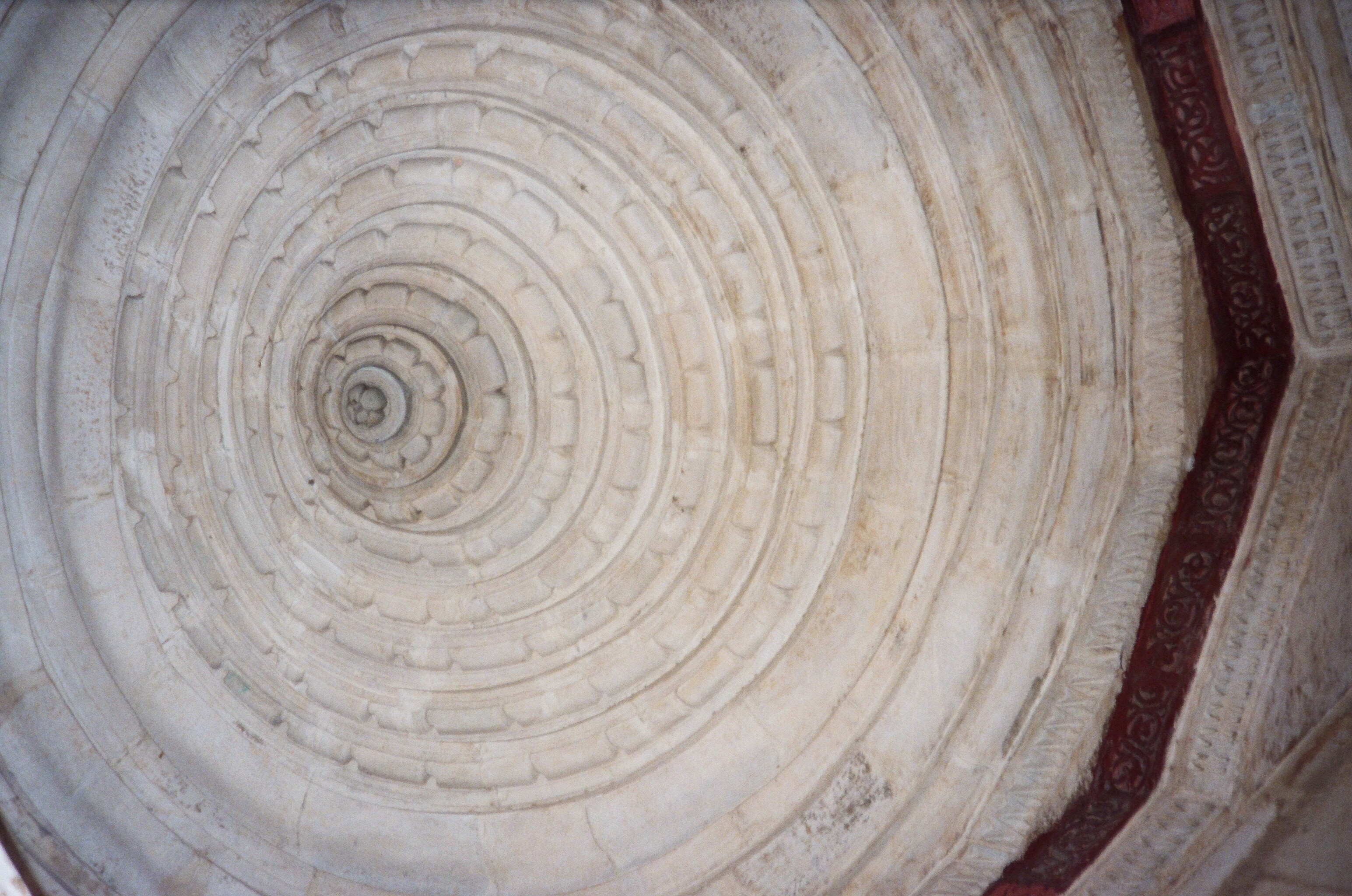 The_roof_above_the_Mihrab_at_Sultan_Garhi.JPG