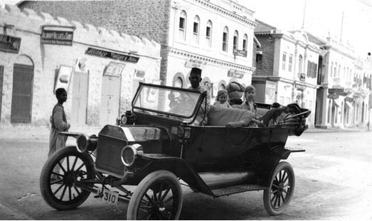 Peg-and-Phil-Karachi-1914.jpg