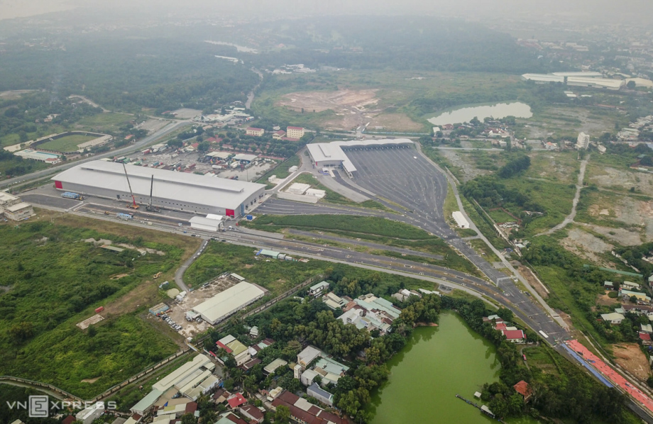 The Long Binh Depot spreads over 20 hectares in total and was built in 2012. It lies 25 km from the inner-city area. The depot itself is under construction and has had 82.2 percent completed.