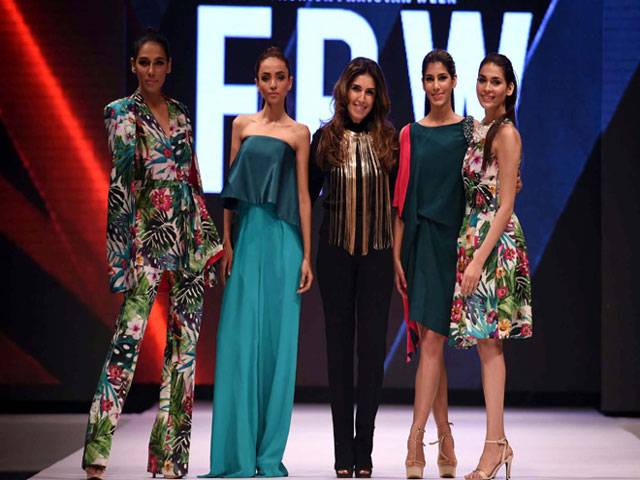 fashion-show-in-karachi-1460237736-5721.jpg