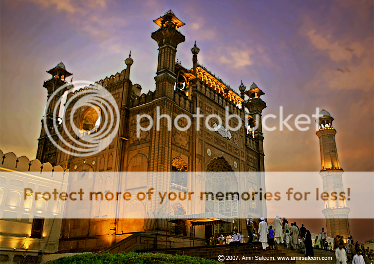 Entrance__Baadshahi_Mosque_by_amirs.png