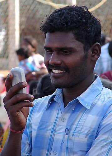 indian-man-texting-m.jpg