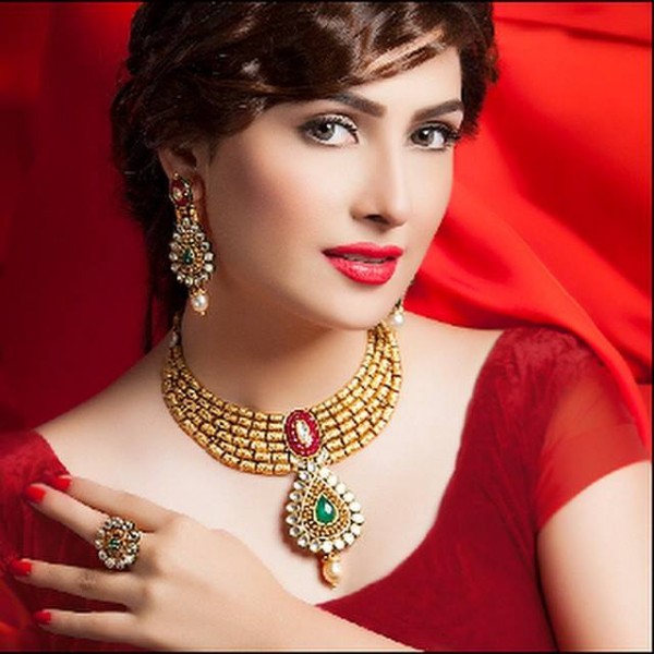 Pakistani-Celebrities-endorsing-Afzal-Jewelers-5-600x600.jpg