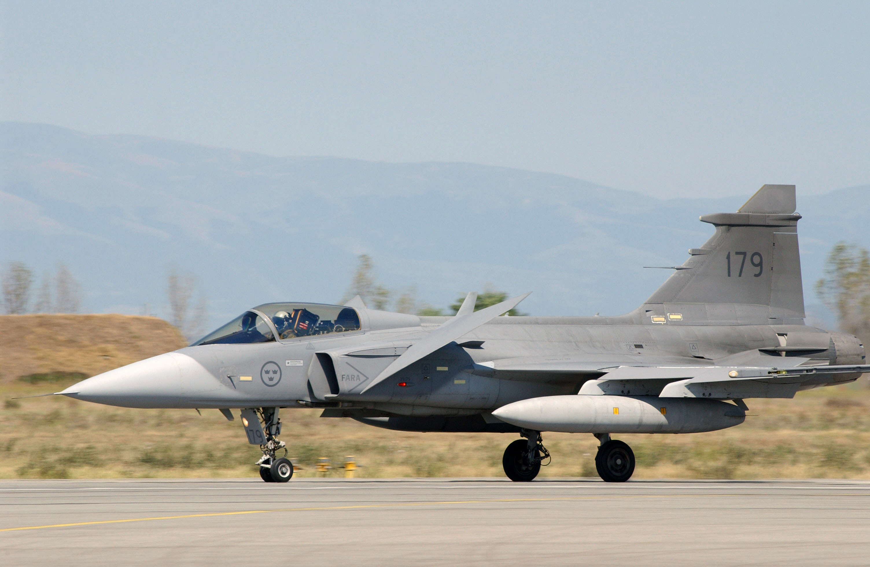 Swedish_JAS-39_Gripen_landing.jpg