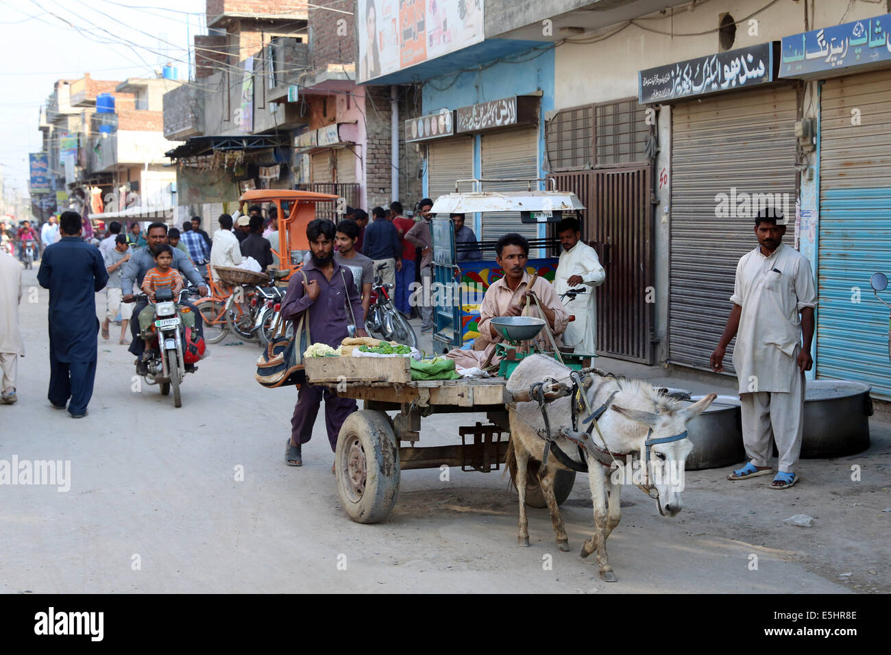 street-scene-in-the-youhanabad-colony-lahore-pakistan-E5HR8E.jpg