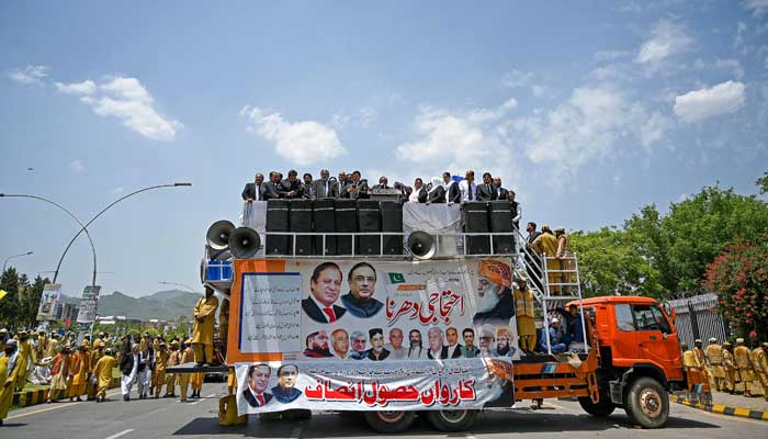 Supporters of parties from Pakistan´s ruling alliance gather near the Supreme Court in Islamabad on May 15, 2023. — AFP