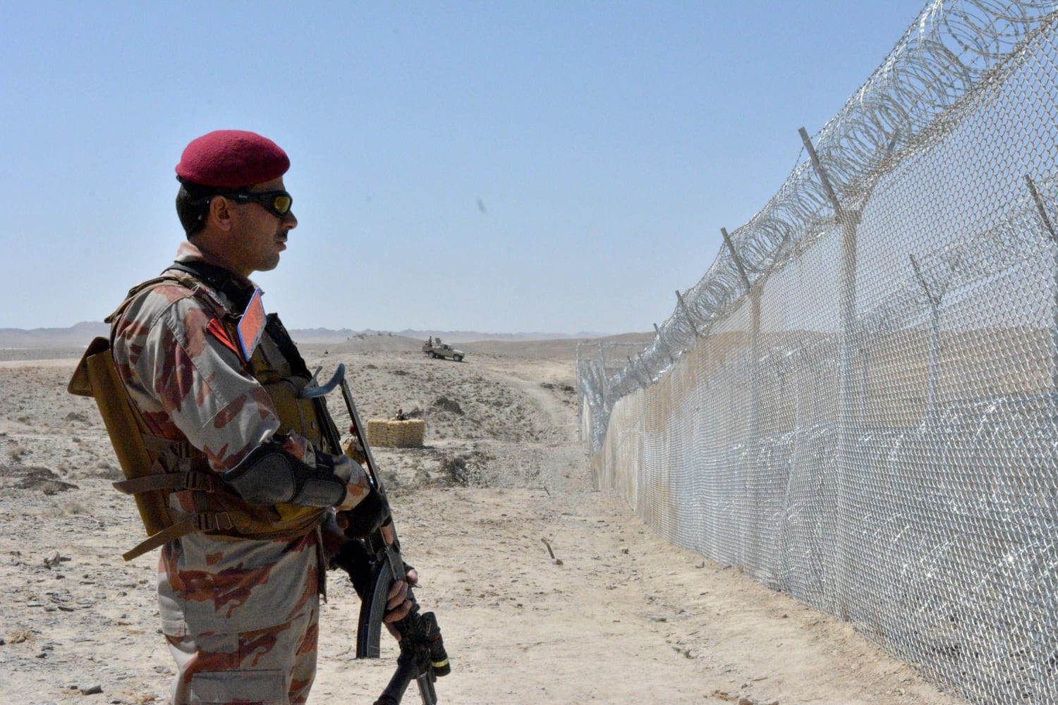 180511-pakistan-border-fence-3-906a-rs_1e9a7de0ddd477b4699b21e00a536a42.JPG