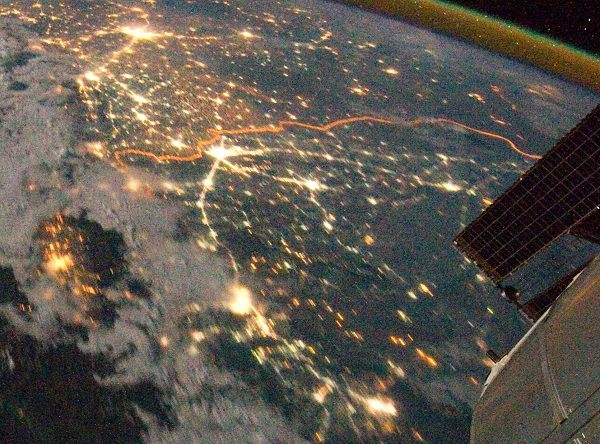 India-Pakistan_Borderlands_at_Night_small.jpg