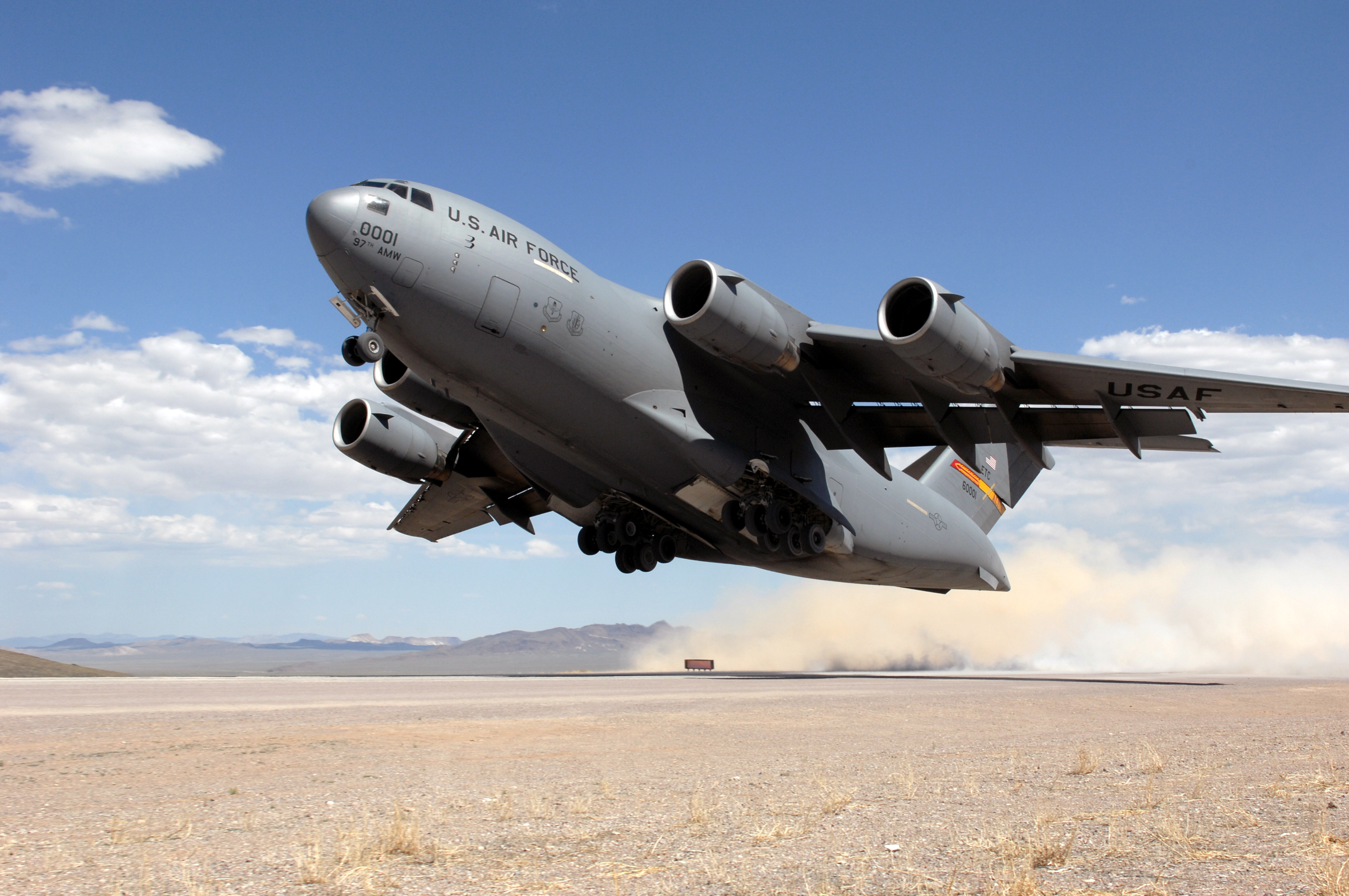 C-17_Globemaster_III_1.jpg