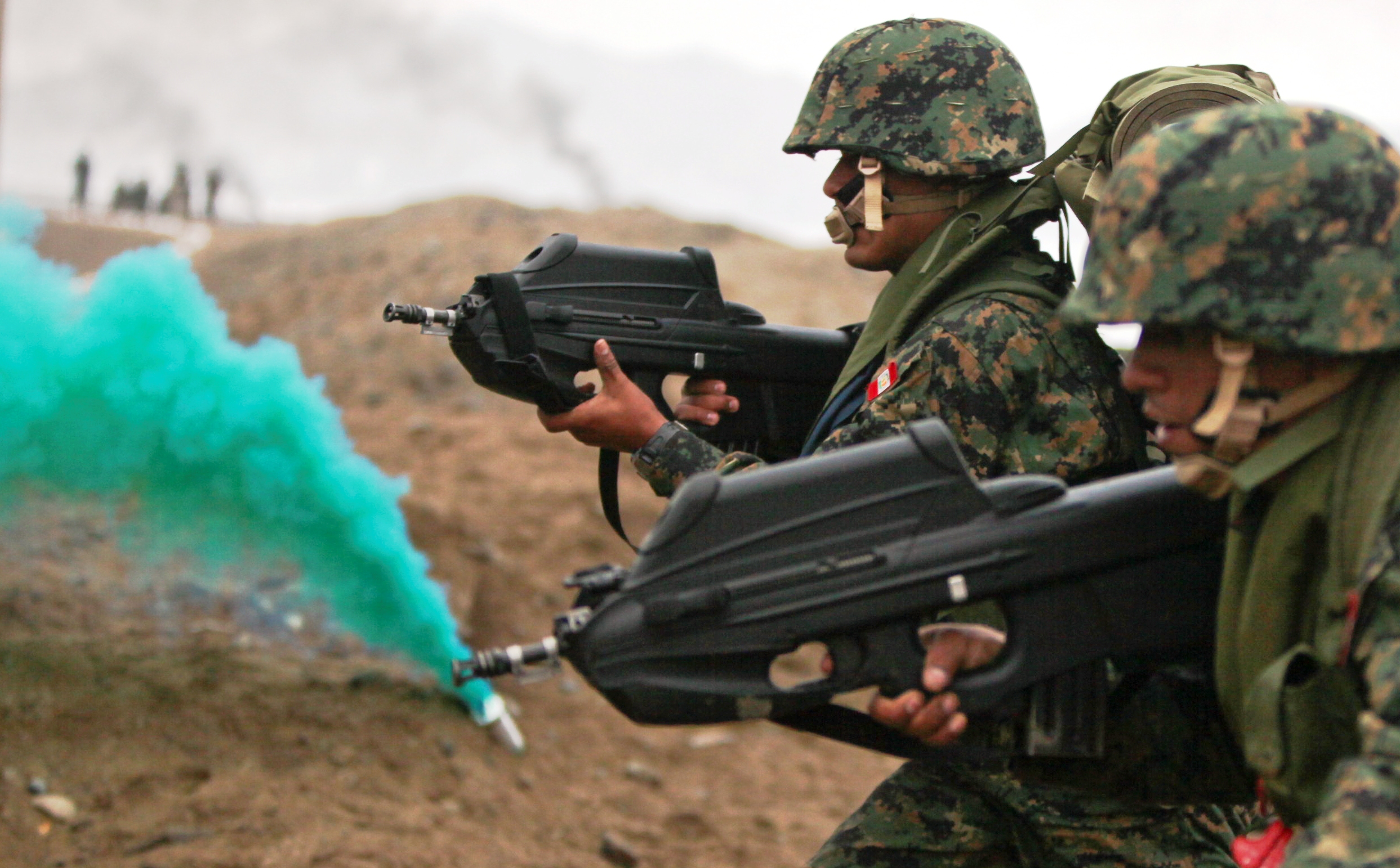 Peruvian_naval_infantrymen_carrying_F2000_rifles.JPG