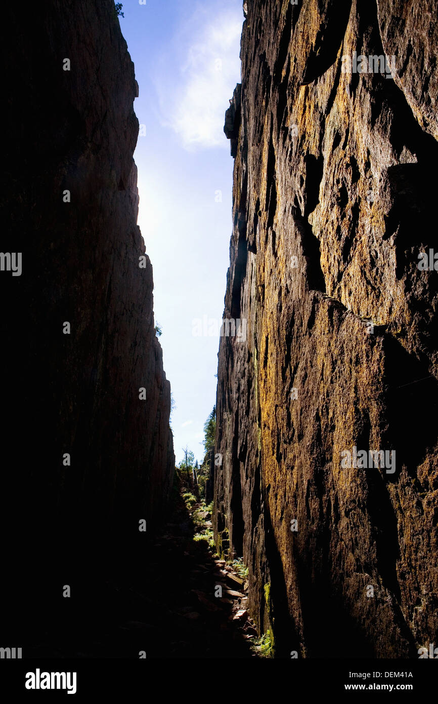 mountain-crevice-and-blue-sky-slottdalsskrevan-sweden-DEM41A.jpg