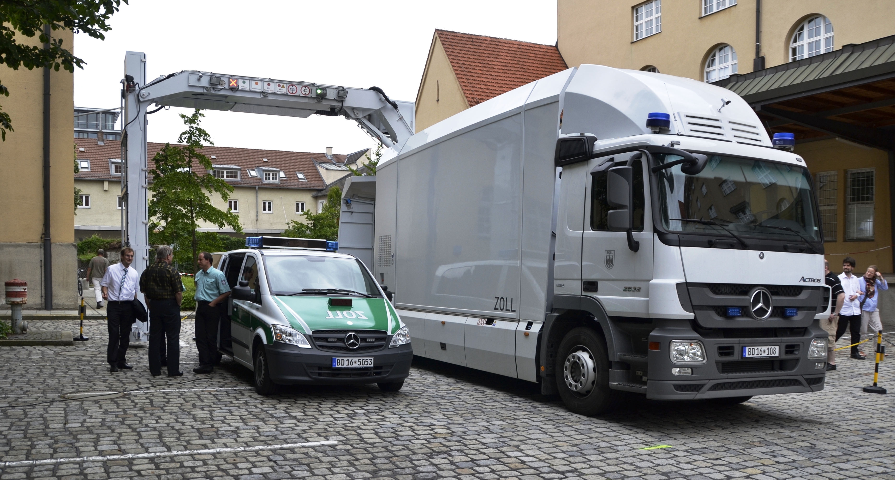 Mobile_x-ray_truck_Zoll_-2.jpg