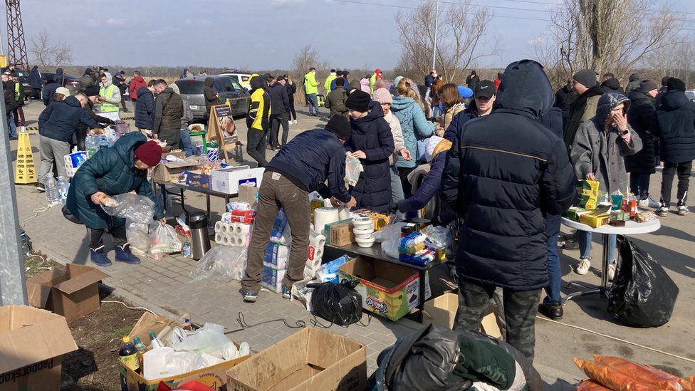 Tea, coffee and guidance at makeshift stalls at the Ukraine-Moldova border