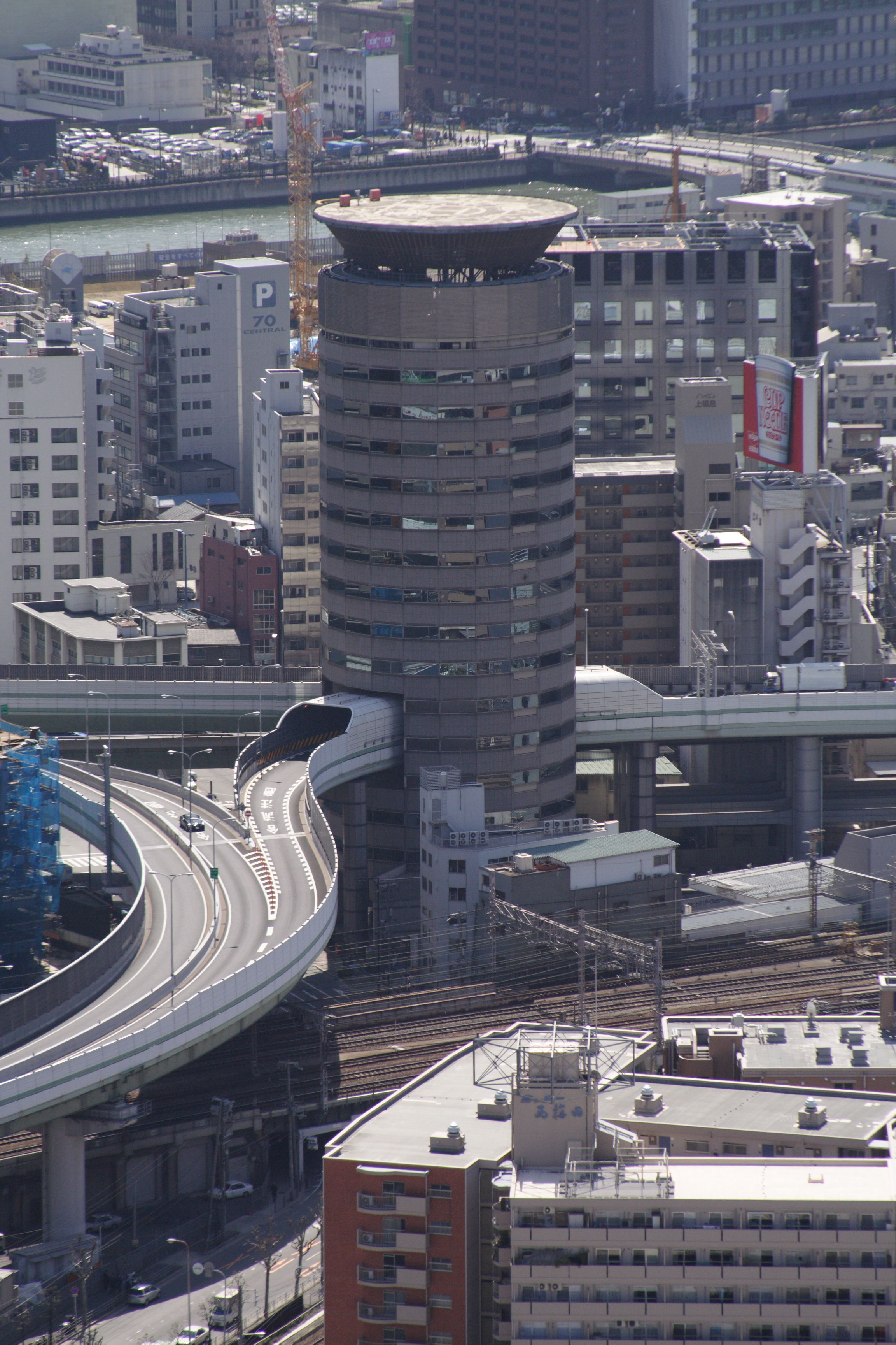 Building_penetrated_by_an_expressway_001_OSAKA_JPN.jpg