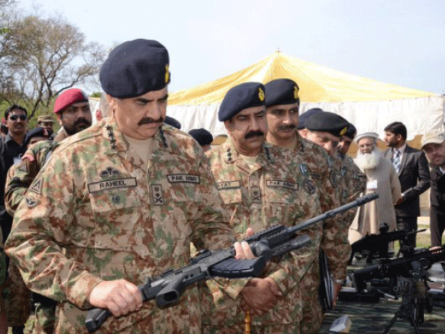 1066078-chiefofarmystaffgeneralraheelsharifinspectsweaponsISPR-1458045840-260-640x480.gif