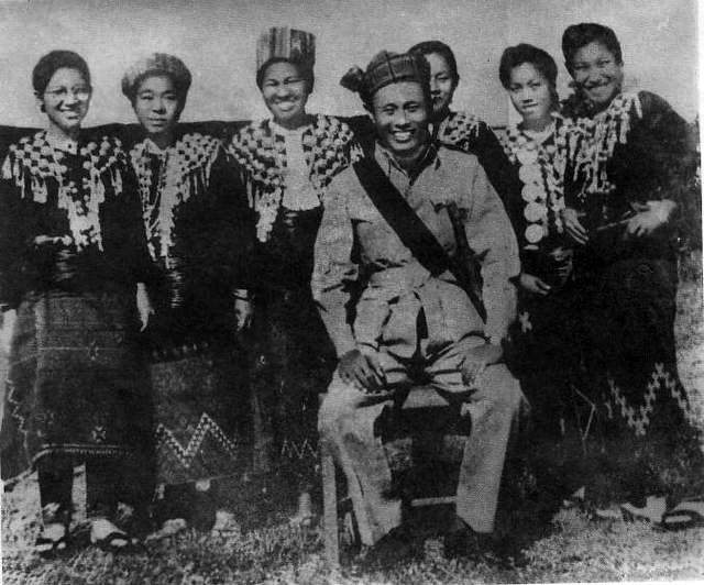 Aung_San_and_Kachin_women.jpg