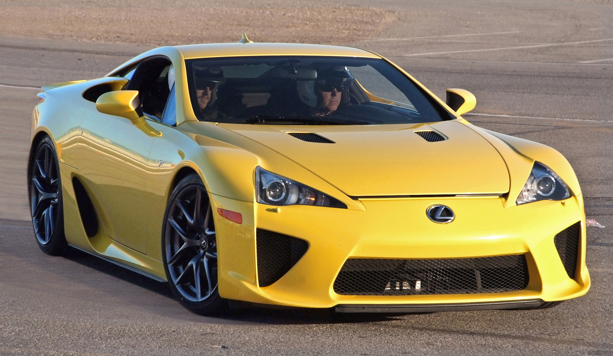 Lexus_LFA_Yellow_Las_Vegas_Speedway.jpg