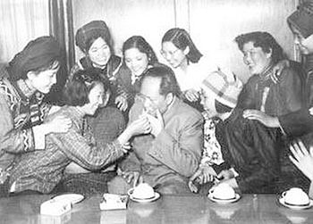 20111106-Wiki%20C%20Mao_Zedong_with_women_in_1950.jpg