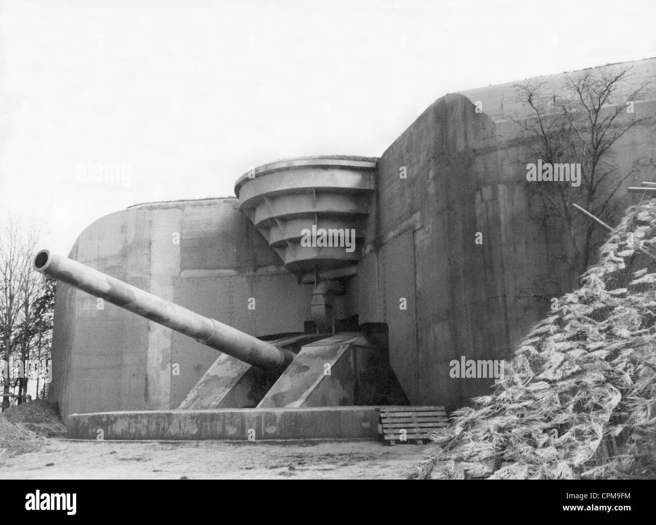 german-cannon-bunker-at-the-atlantic-wall-1943-CPM9FM.jpg