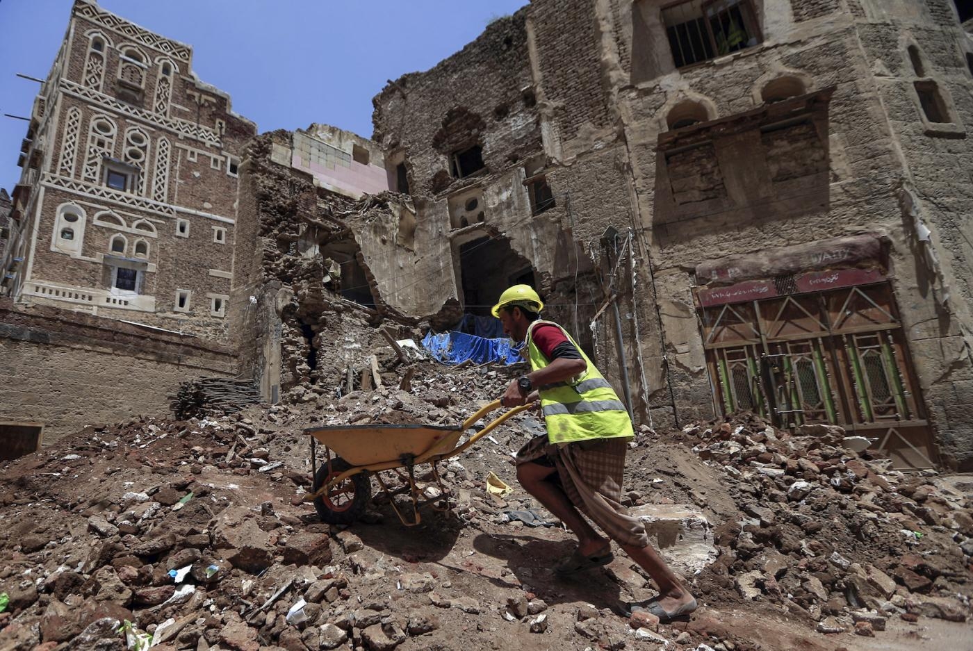 Yemen%20old%20houses%20repair%20AFP%20000_1WG4HJ_0.jpg