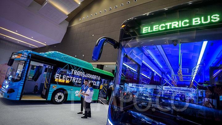 Electric-powered Transjakarta bus exhibited in the 8th Busworld South East Asia Exhibition at JIExpo, Kemayoran, Wednesday, March 20. TEMPO/Tony Hartawan