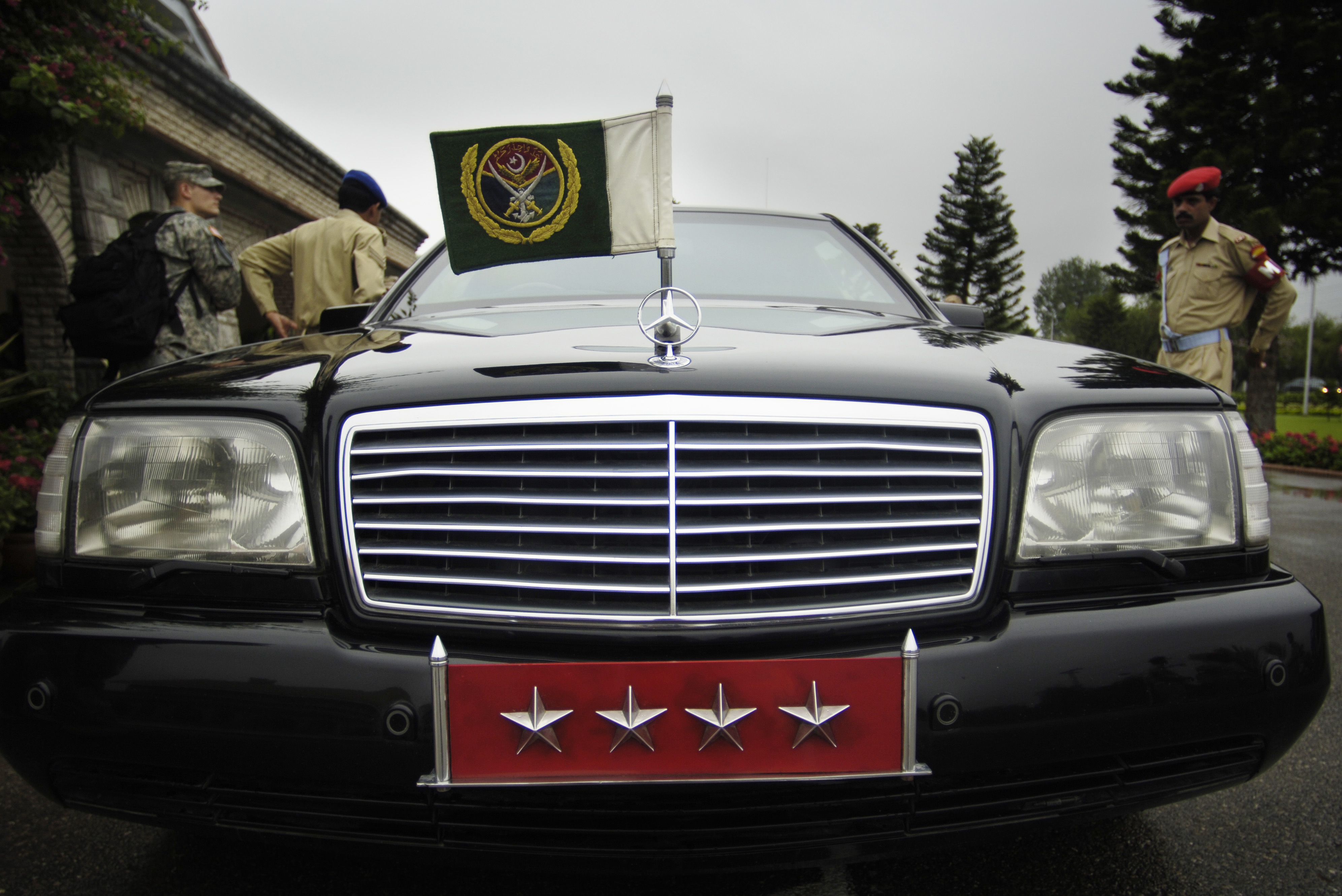 Pervez_Musharraf's_Mercedes_Benz_in_Pakistan.jpg