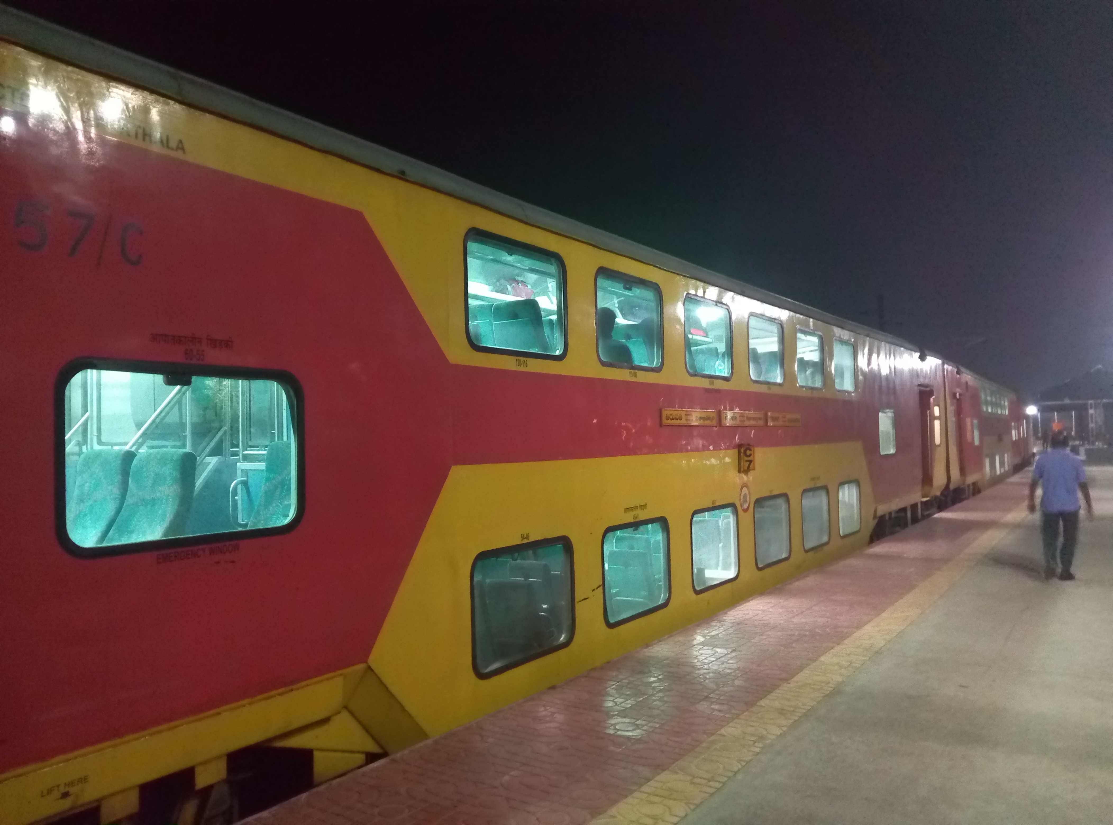 Vskp-Tirupathi_double_decker_train.jpg