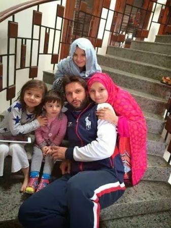 People-Shahid-Afridi-with-his-princesses-4409.jpg