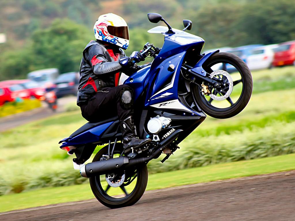 yamaha_r15_wheelie.jpg